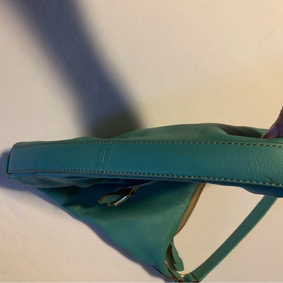 Fossil Tate Hobo Shoulder Bag 💯 %
Leather with gold hardware turquoise teal zip - Picture 7 of 8